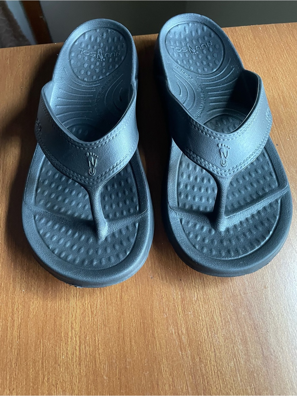 NUUSOL Womens Size 7 Cascade Black Flip Flop Rubber Sandals